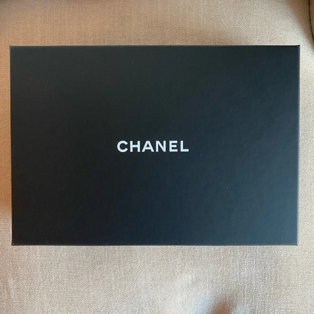 Authentic Chanel Wallet on Chain - Black Caviar Leather with Gold hardware - Picture 8 of 16